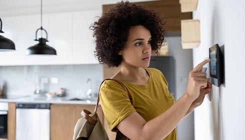 Person using Spacelogic KNX