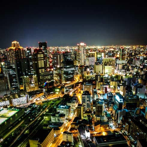 Osaka (Japon) la nuit, villes intelligentes