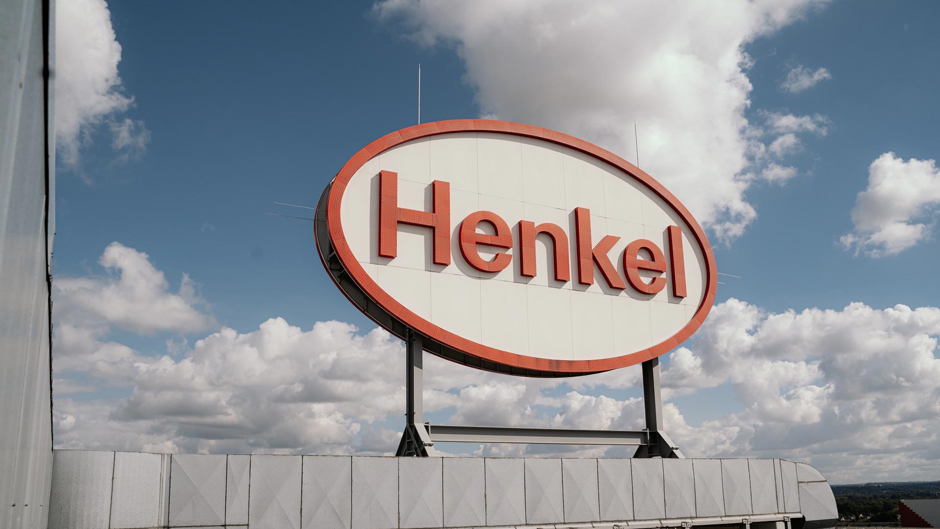 Henkel Logo auf Industriegebäude