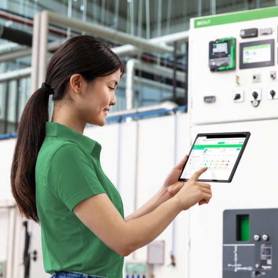 Women infront og Product with Ipad