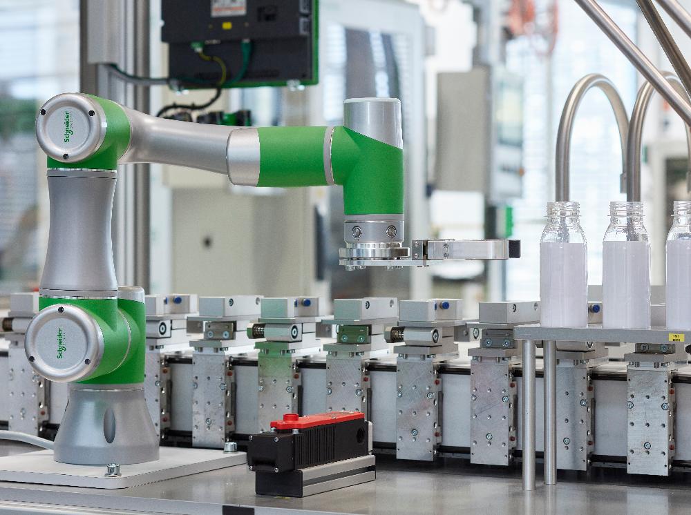 Cobot_Schneider Electric 2.jpg