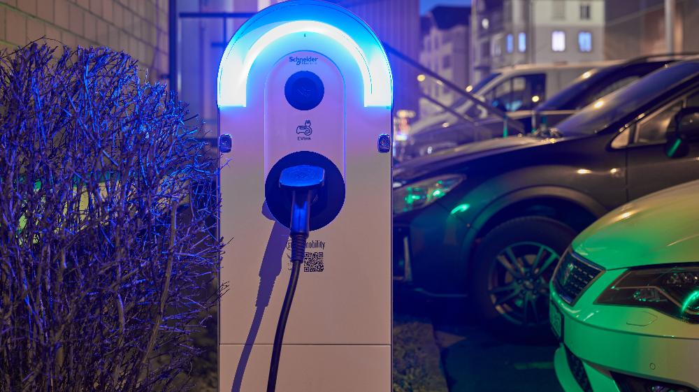 EVlink Pro AC - Eichrechtskonforme Ladelösung für Gewerbe, Zweckbau und Fahrzeugflotten