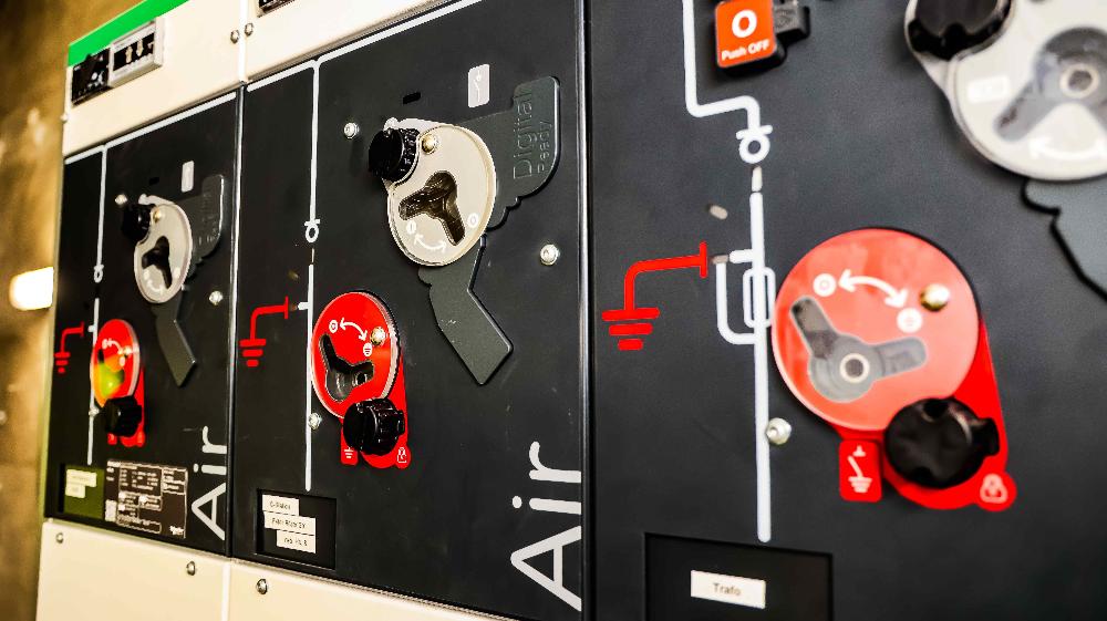 Nach erfolgreichem Praxiseinsatz – RheinEnergie bestellt SF6-freie Ringkabelschaltanlage von Schneider Electric