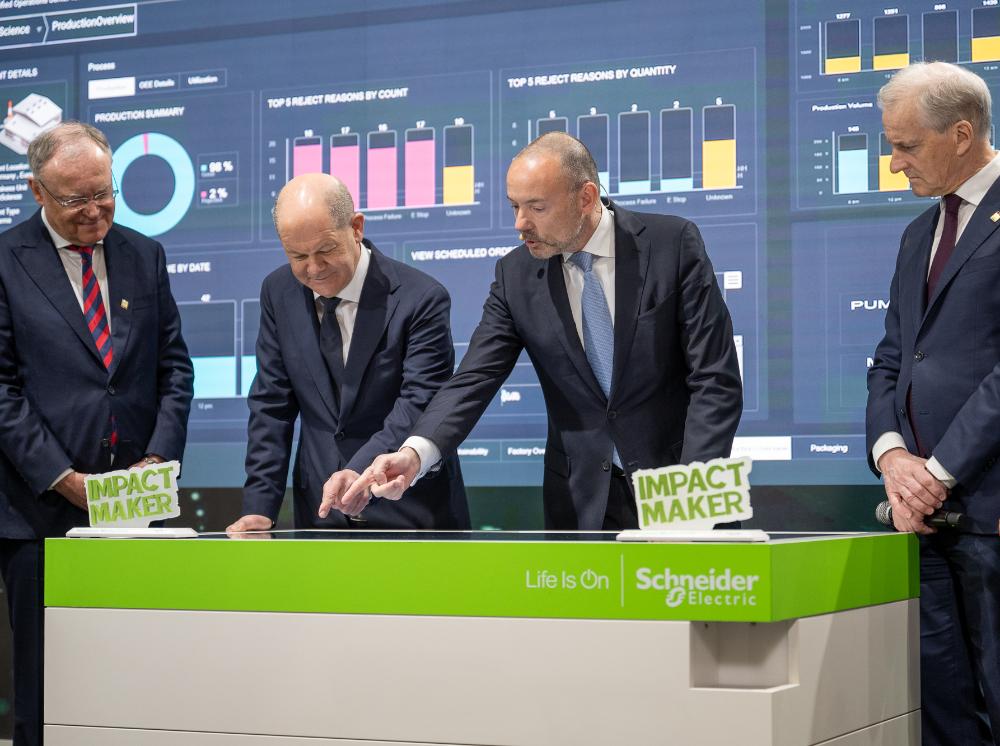 Standbesuch von Bundeskanzler Olaf Scholz bei Schneider Electric.jpg