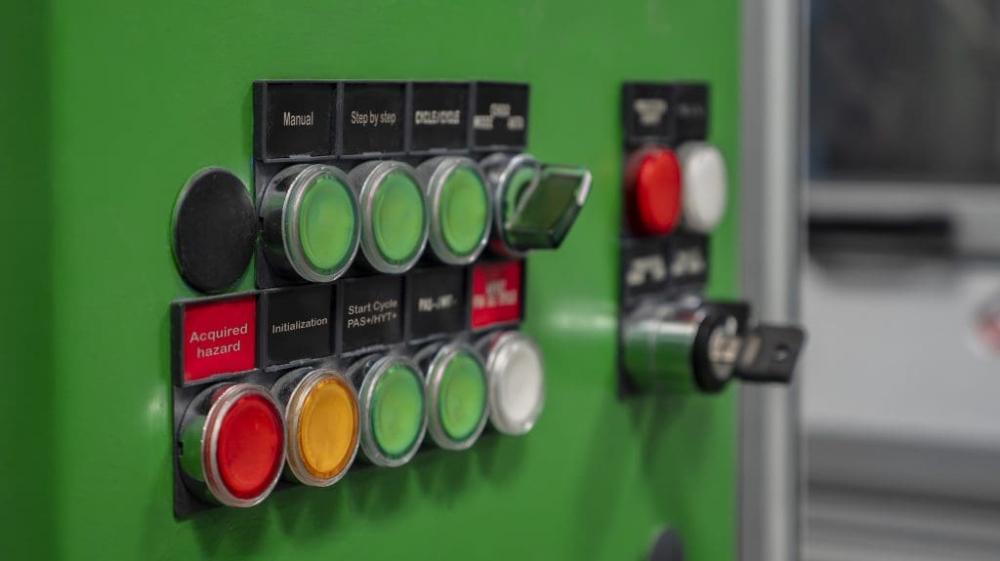 5 façons dont les boutons-poussoirs contribuent à une automatisation industrielle plus durable