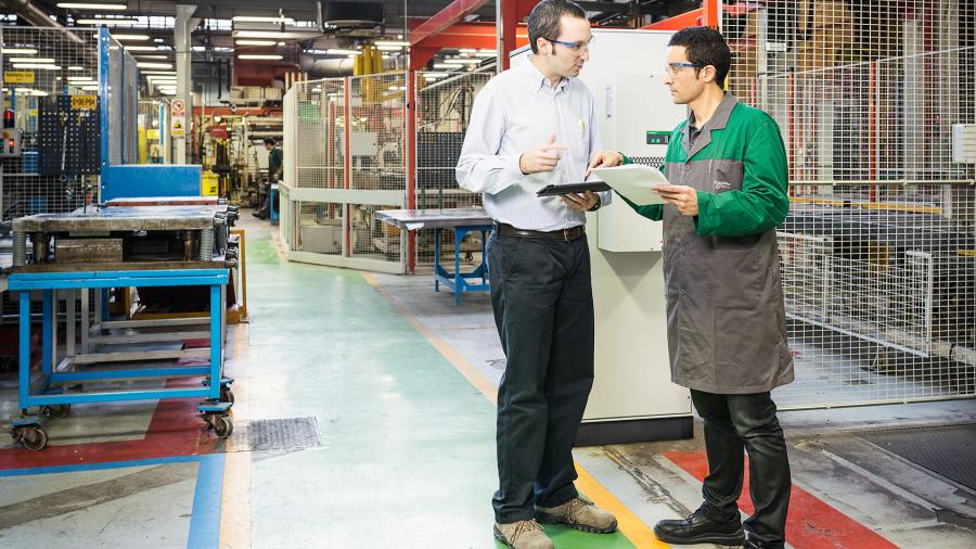 Technici van Schneider Electric bespreken industriële productie en automatisering