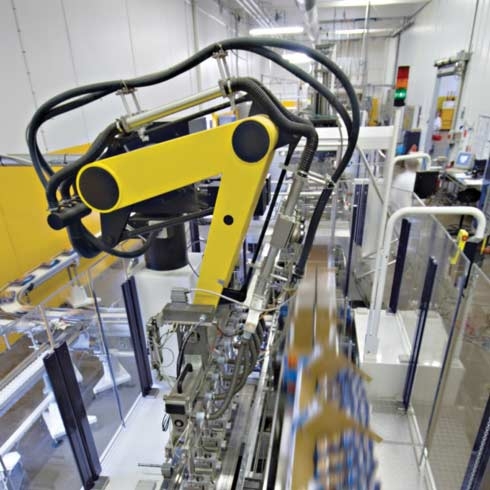 Модерна производствена линия във фабрика за хранителни продукти, храни и напитки, управление на машини, промишлена автоматизация.
