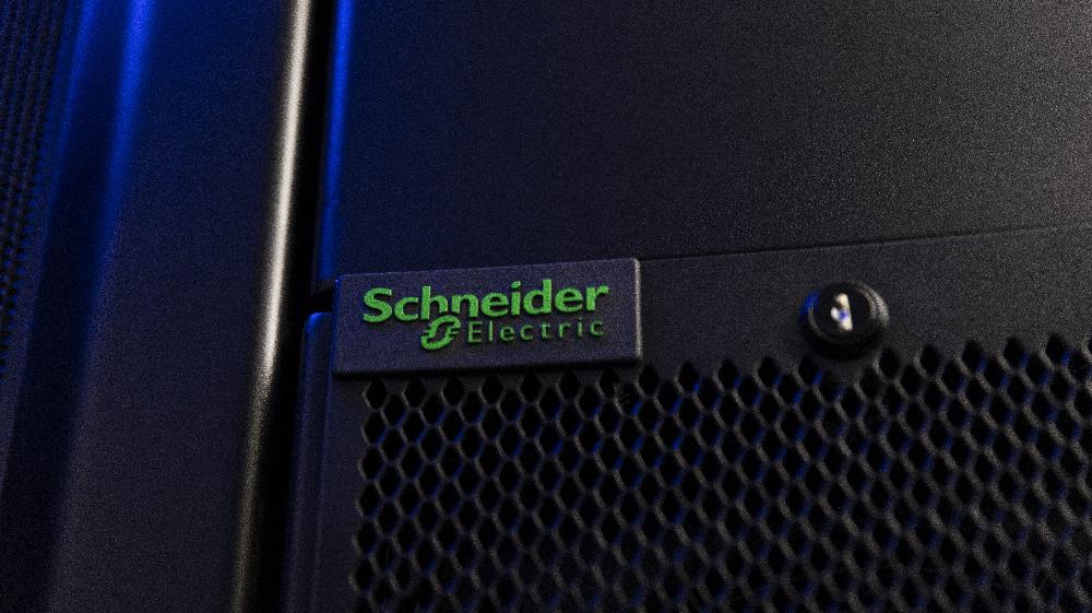 Schneider Electric anuncia parceria com NVIDIA em projetos de IA para data centers