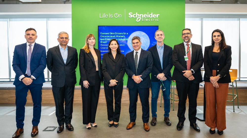 Schneider Electric e MDIC assinam acordo para acelerar a descarbonização industrial no Brasil