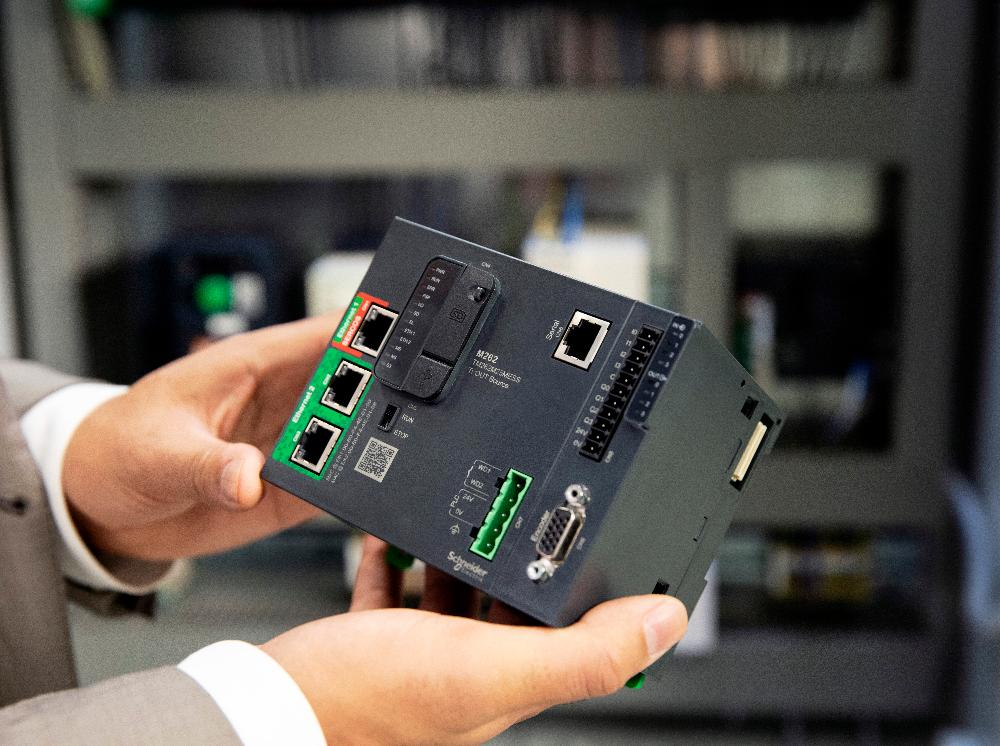 Close up Modicon M262_RZ.jpg