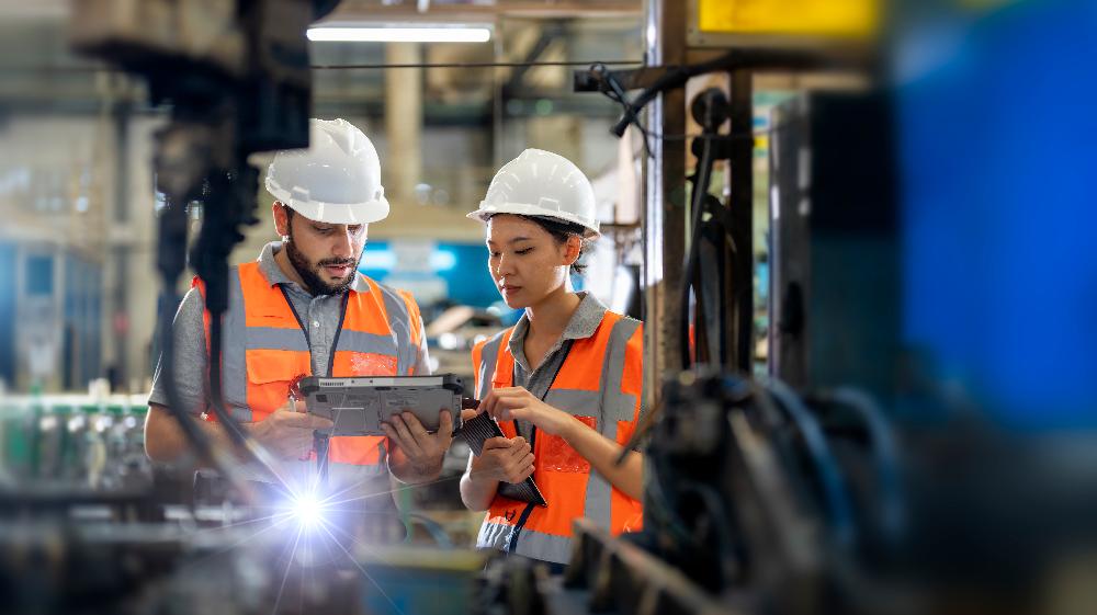 Schneider Electric und Phoenix Contact liefern  Plug-and-Produce-Lösung auf Basis von Universal Automation