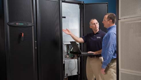 Un employé Schneider Electric montrant un datacenter à un homme