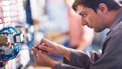 执行电气接线作业的人员