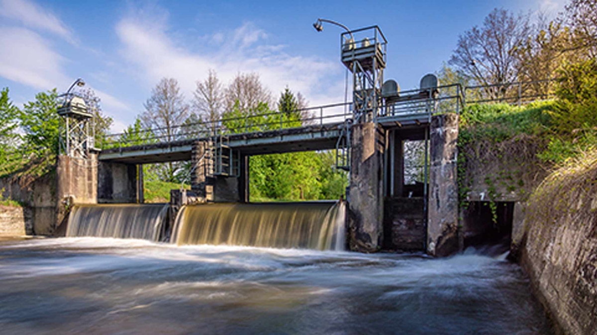 Edificio que está sobre una cascada pequeña