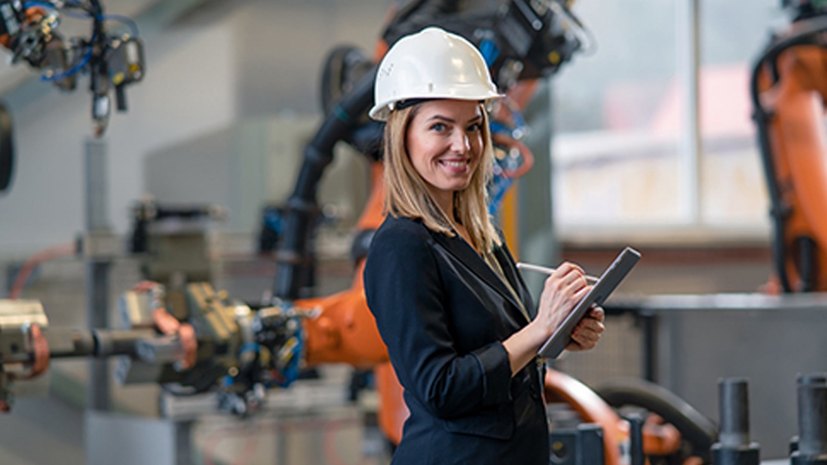 Mujer con casco sosteniendo un celular