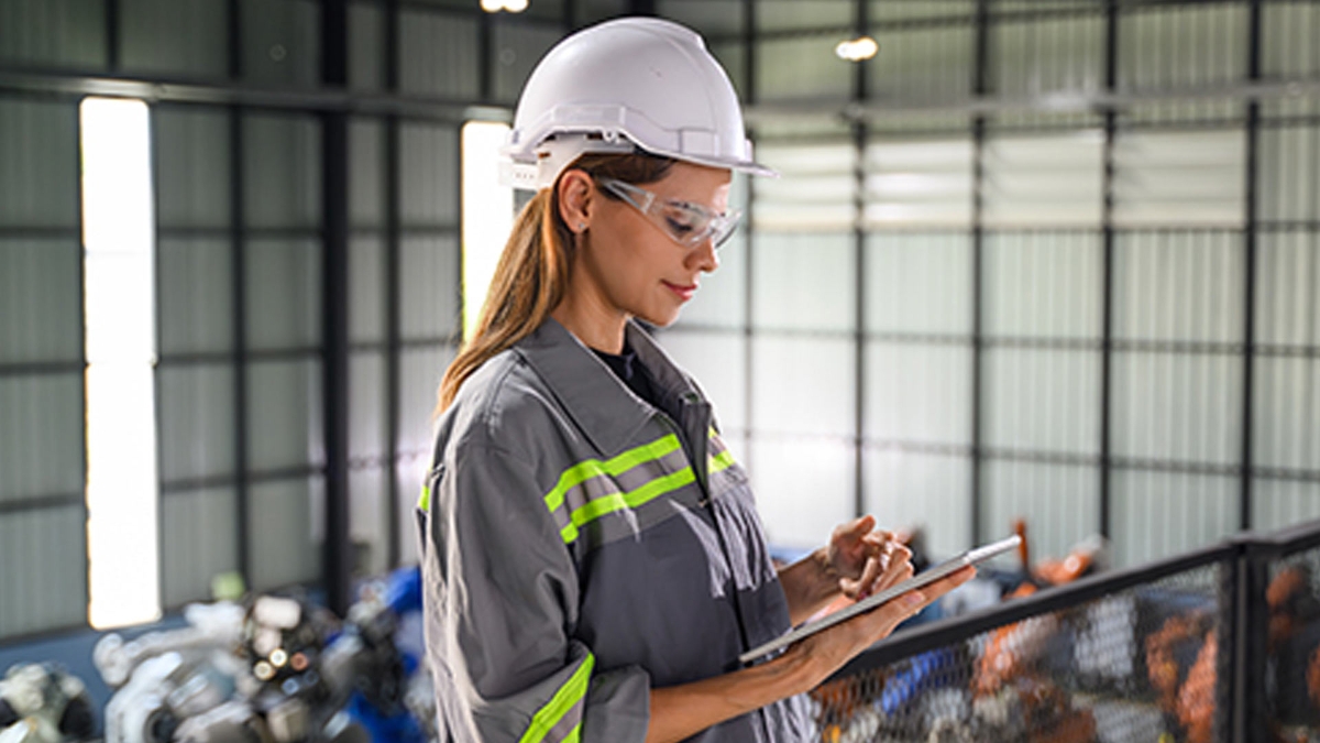 Mujer con casco mirando una tablet