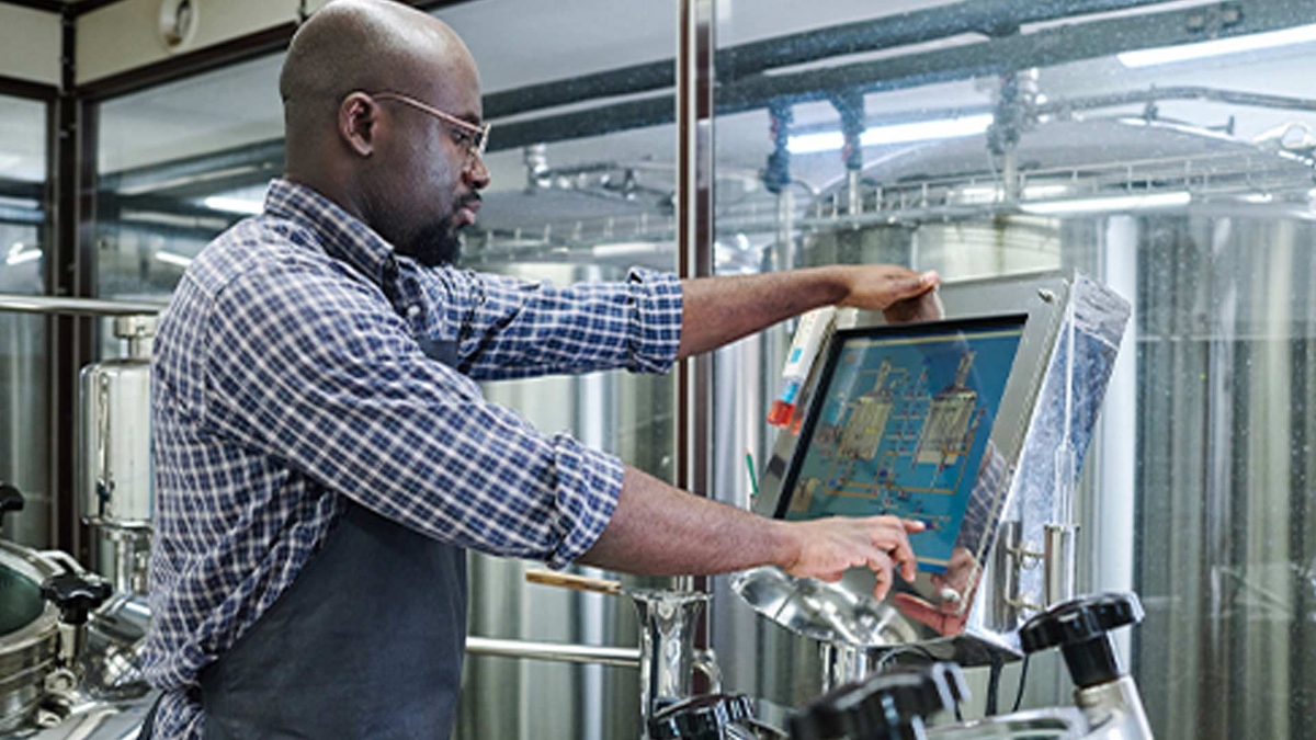 Hombre mirando una tablet 