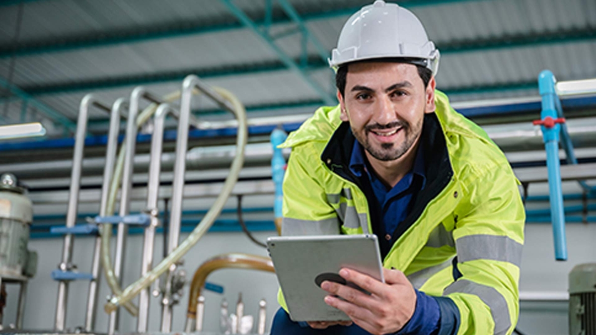 Hombre sonriendo sosteniendo una tablet