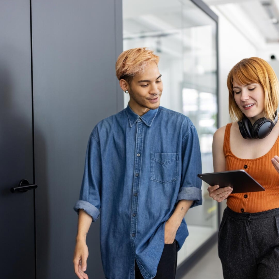 two people dicussing something