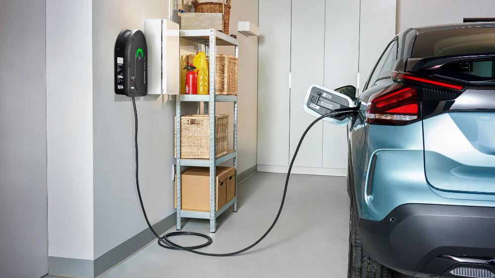 Blíží se povinnosti směrnice EU o energetické náročnosti budov: Nová nabíjecí stanice Schneider Electric je pomáhá efektivně splnit