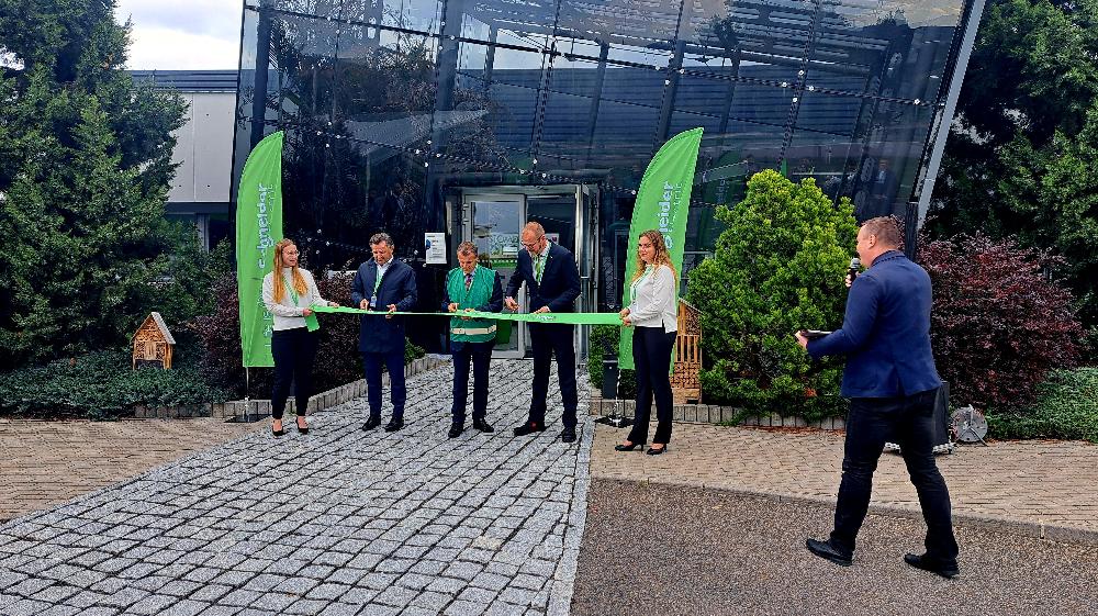 Písecký závod Schneider Electric pokračuje v posilování energetické soběstačnosti. Instaloval FVE, baterie i pokročilý řídicí systém