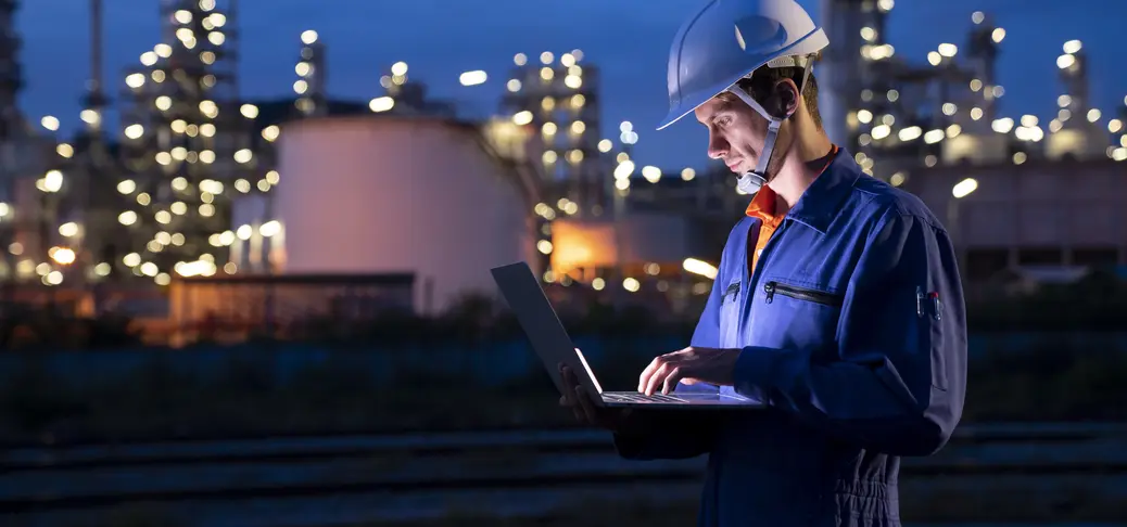 Os engenheiros petroquímicos trabalham lentamente e intensamente com tablets inteligentes