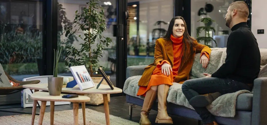 Deux cadres dirigeants assis