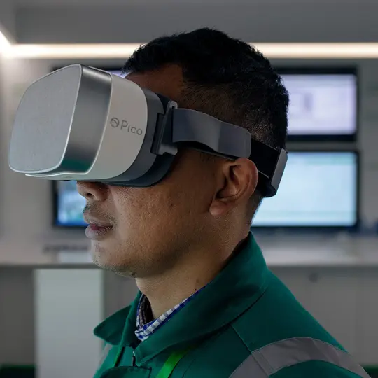 一名年輕男子正在用 VR 學習