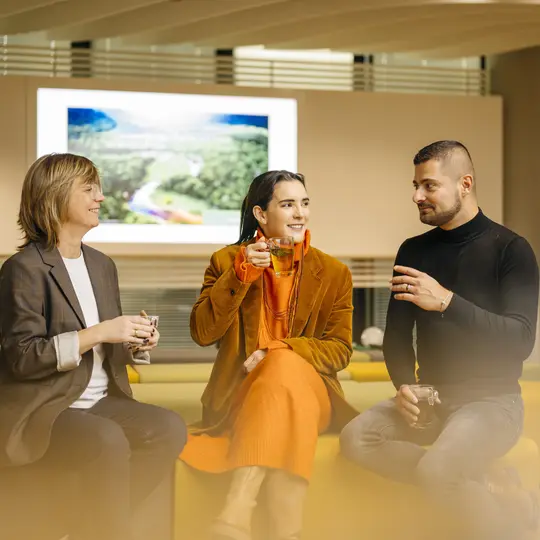 Un groupe de cadres dirigeants assis