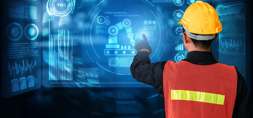 Homem com capacete a tocar num ecrã digital