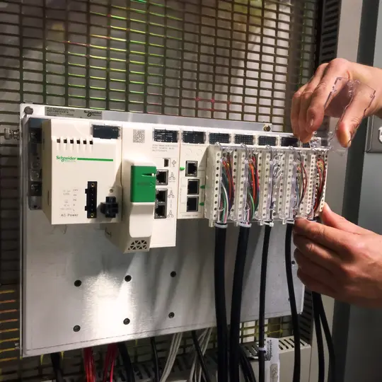 年轻人在使用虚拟现实技术进行学习。