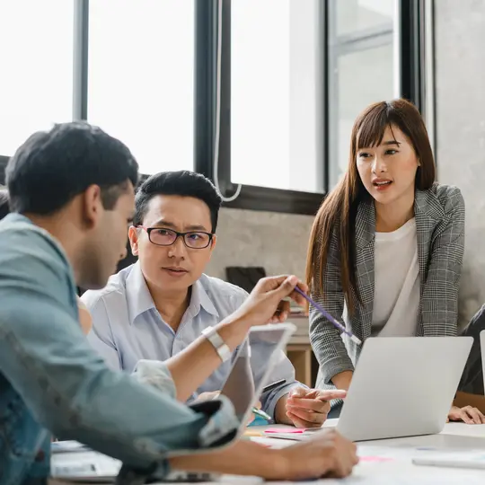 年轻女孩使用虚拟现实技术