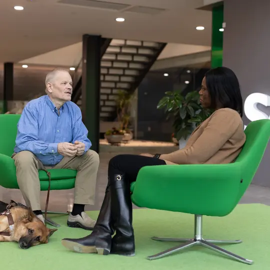 Deux cadres dirigeants en discussion