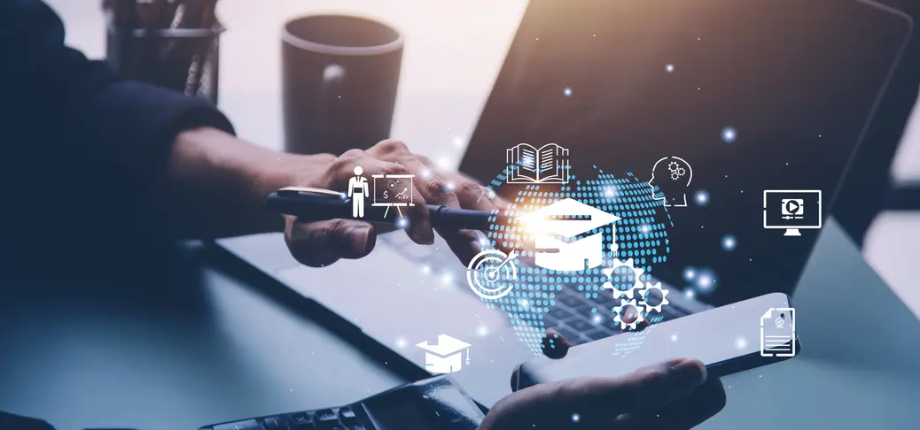 Ein junger Berufstätiger, der in einem Kreativbüro an einem Grafiktablettarbeitet