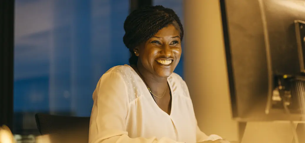 Un cadre dirigeant travaillant sur un ordinateur portable