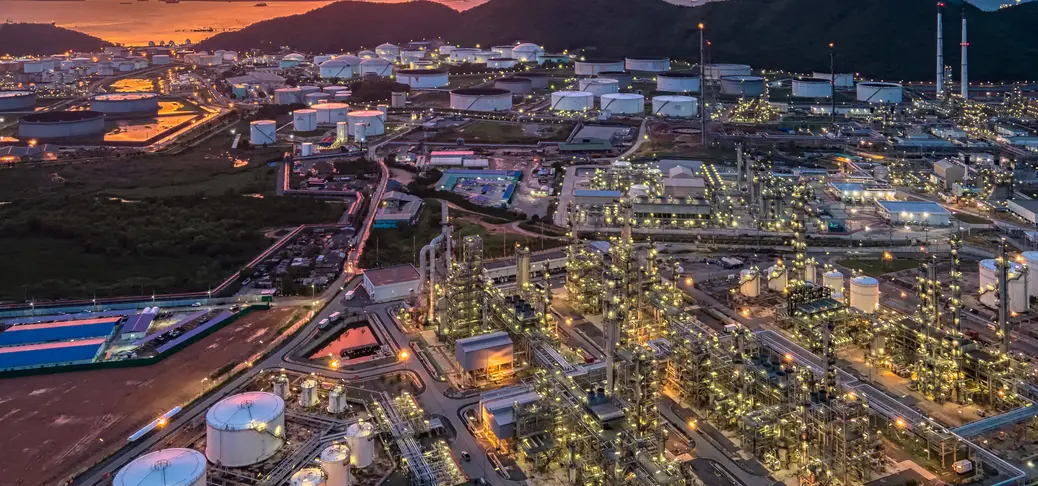 Vista aérea da paisagem da refinaria de petróleo ao entardecer