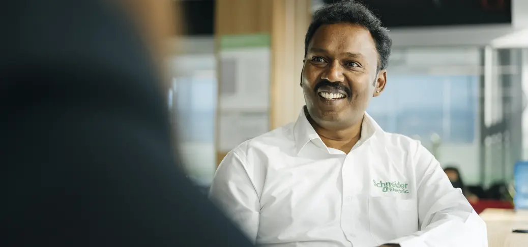 Une personne assise à une table