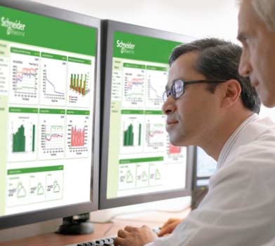 Zwei Ärzte prüfen Big-Data-Analysen, Gebäudemanagementsoftware.
