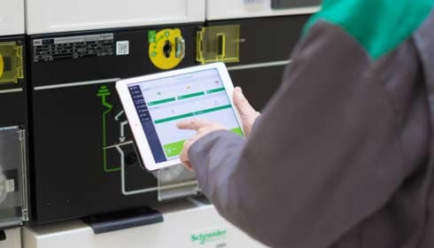 Fabricant de panneaux utilisant une tablette