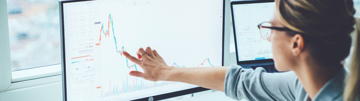 lady analysis the graph 