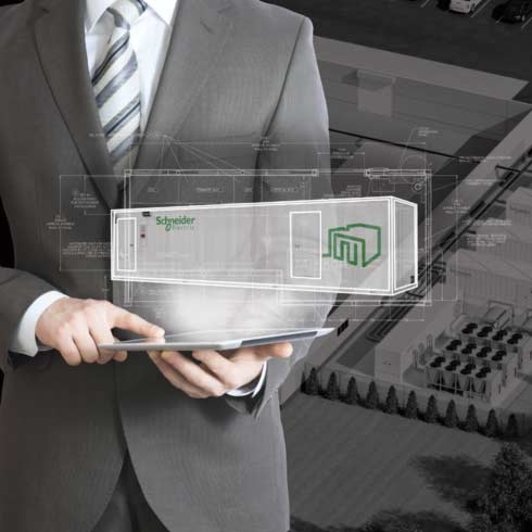 Homme d’affaires tenant une tablette avec un dessin industriel d’une unité de stockage dans un datacenter Schneider Electric, logiciel de gestion d’installations