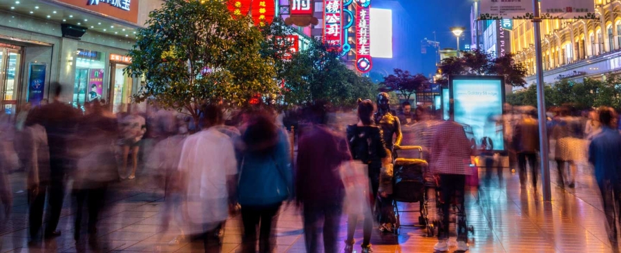 Foule de personnes marchant dans les rues de Shanghai