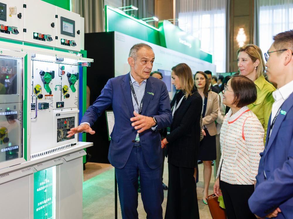 02 - Mr Jean-Pascal Tricoire, Chairman of Schneider Electric (front left), and Mr Jonathan Chiu, President of Schneider Electric Hong Kong (far right), introduce the company’s sustainable and digital innov (1).JPG