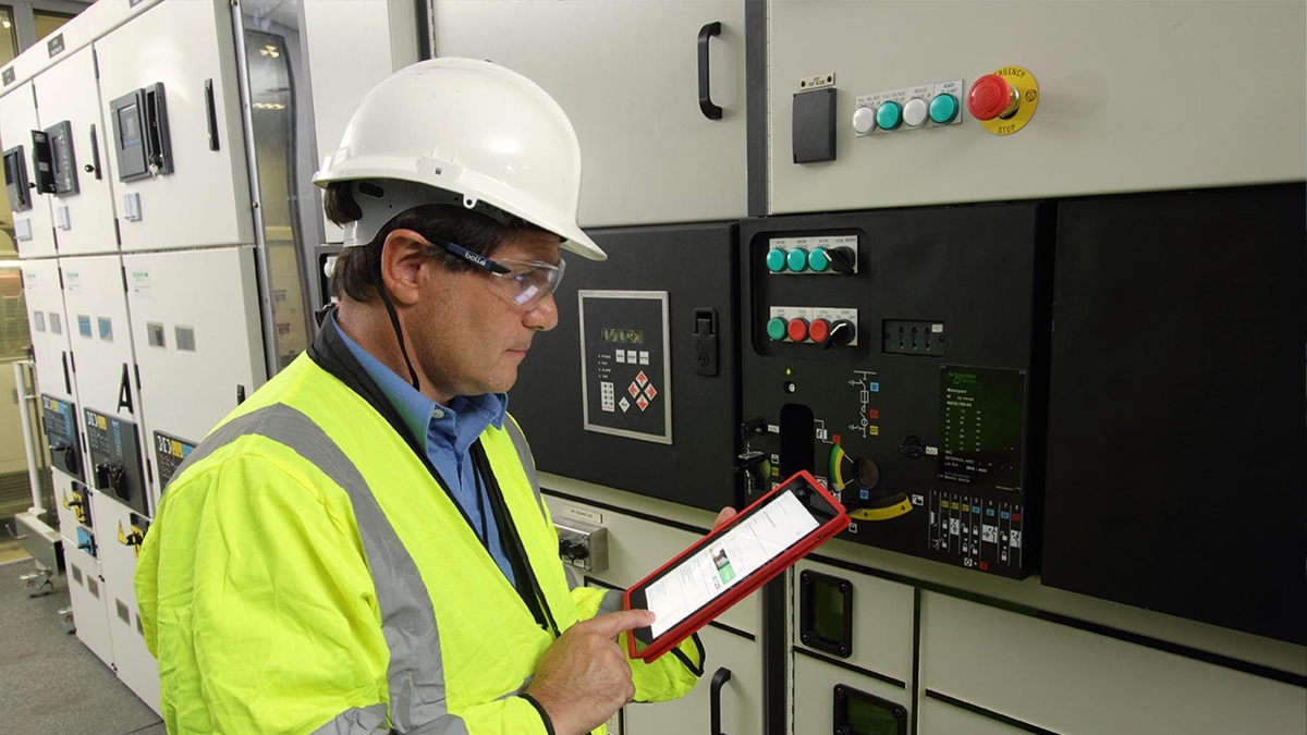 Engineer with tablet in Electrical Machines