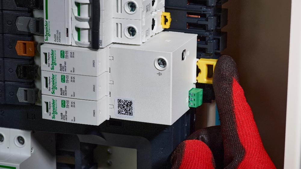 Schneider Electric launches industry-first ‘plug and play’ Surge Protection Device in the UK
