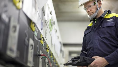 technician measuring power quality of an asset