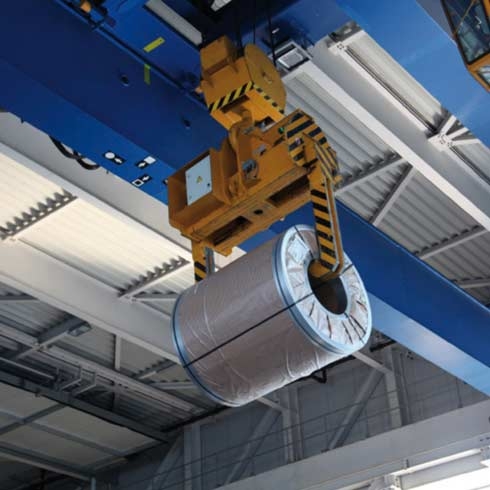산업 플랜트 내부의 천장 크레인, 호이스팅, 산업 자동화, 기계 제어.