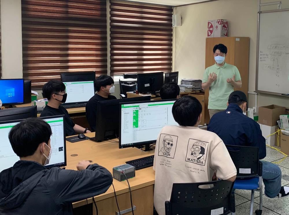슈나이더 일렉트릭의 임직원들이 한림공업고등학교 학생들을 위한 특강을 진행했다