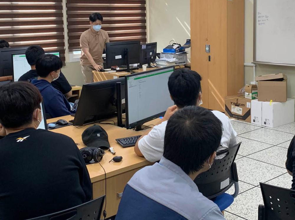 슈나이더 일렉트릭 임직원이 진행하는 특강에 참석해 강연을 듣고 있는 한림공고 학생들