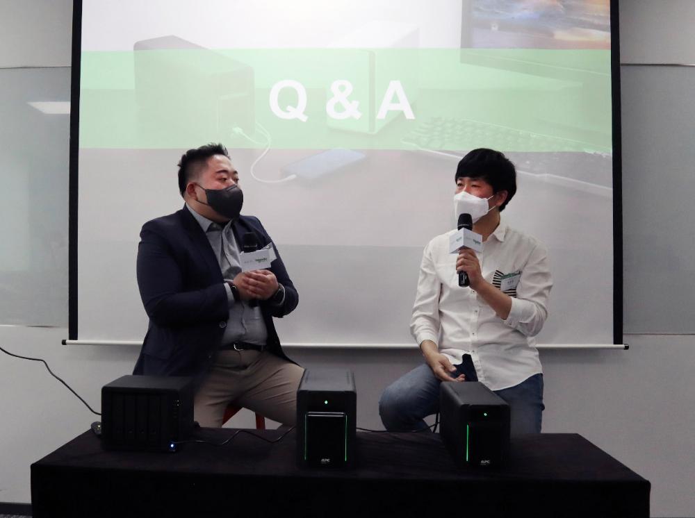 Q&A 세션을 진행하고 있는 슈나이더 일렉트릭 최동훈 매니저& 에이블스토어 진성훈 차장